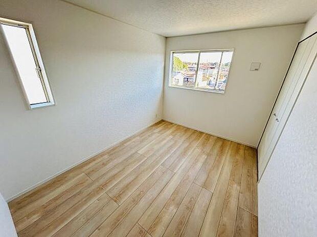 2面の窓から光が差し込む明るい空間です。ナチュラルな木目調の床が落ち着いた印象です。収納スペースも確保されておりすっきりと使えます。白を基調とした内装で開放感があります。