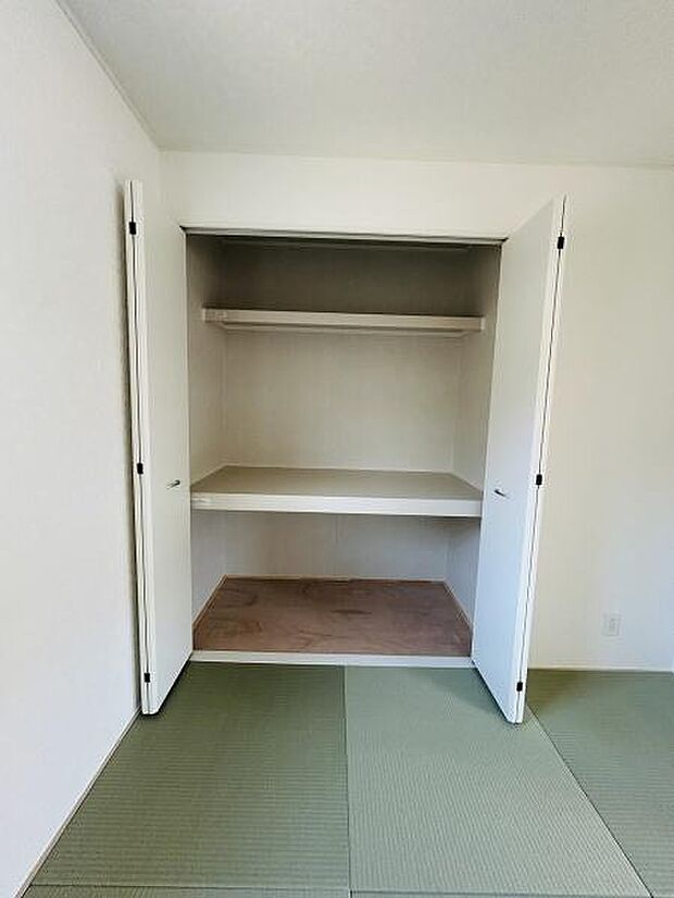 すっきりとしたデザインの収納スペースです。奥行きがあり棚やハンガーパイプが設置されています。押入れにはしっかりとした開き戸が付いており収納物の出し入れがしやすい仕様です。