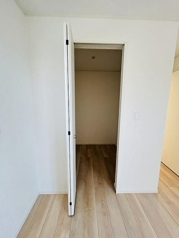 白を基調としたクローゼットは室内の雰囲気にも馴染みやすいデザインです。奥行きがしっかり確保されておりさまざまなアイテムの収納に活用できます。