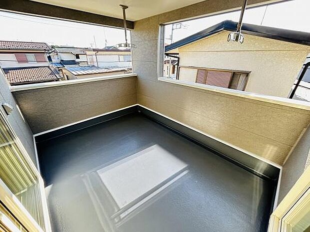 広々とした空間が確保されたバルコニーです。屋根付きで天候の影響を受けにくい設計が特徴です。開口部が広く明るい光が差し込む点も魅力となっています。周囲の景色も楽しめる落ち着いた雰囲気です。