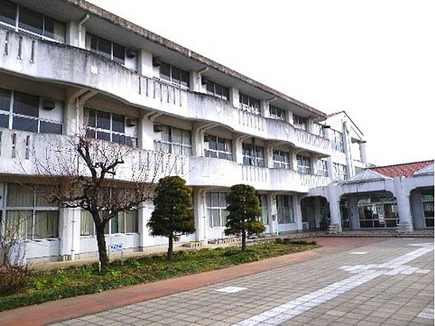 笠間市立北川根小学校まで1858m