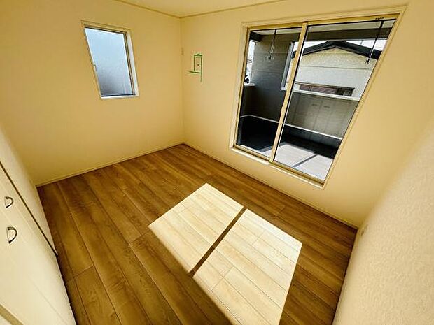 二面採光で室内が明るく感じられます。バルコニーに面した大きな窓が開放感を演出します。ナチュラルなフローリングが落ち着いた印象を与えています。収納スペース付きで整理整頓もしやすいです。