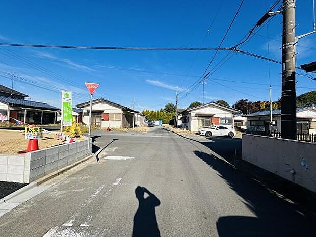 現地の前面道路は広さがあり車の出し入れがしやすい環境です。綺麗に整備された道路が続いており周辺の住宅も整った雰囲気です。日当たりの良い区画で空の広がりを感じられます。