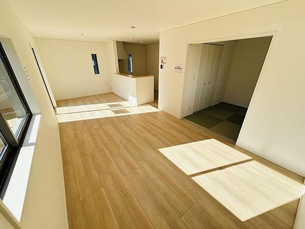 リビングは大きな窓から明るい光が差し込み開放感があります。ナチュラルな木目調の床が空間を広く感じさせます。隣接した和室スペースも便利にご利用いただけます。