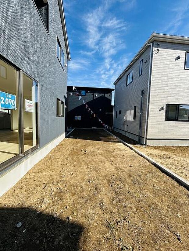 日当たりの良い庭スペースが広がっています。シンプルな土の状態でお好みに合わせて活用いただけます。周囲と程よい距離感が保たれています。建物とのバランスも魅力的な外観です。お庭部分の活用方法も多様です。