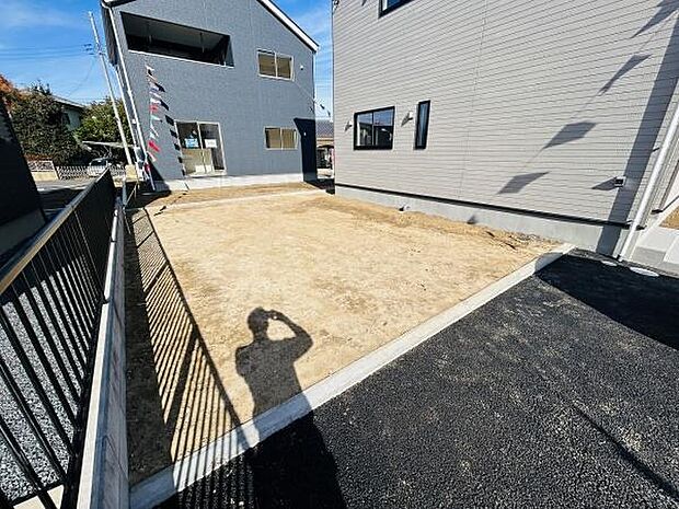 シンプルな庭スペースが広がっています。陽当たりの良い場所に位置しています。フェンスが設置されており敷地の境界が明確です。道路からのアクセスも便利な配置です。