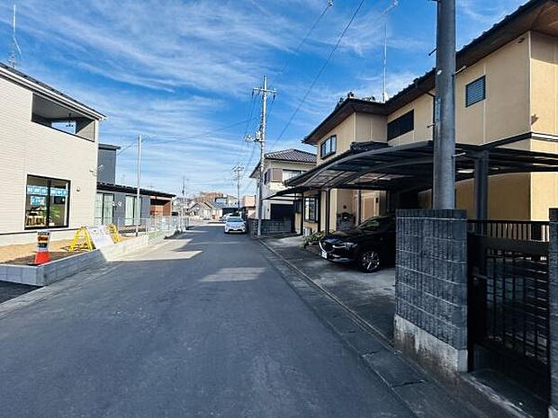 前面道路は幅員がしっかりと確保されており車の出し入れもスムーズに行えます。周囲には落ち着いた住宅が並び整然とした雰囲気が感じられます。道路沿いには新しい住宅も建ち並び開放感もあります。