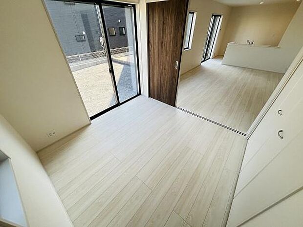 洋室には大きな窓があり明るさをしっかり感じられる空間です。スライドドアで仕切ることもでき自由にアレンジ可能です。クローゼットも備わっており収納スペースとしても便利に活用できます。