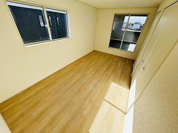 リビングには大きな窓があり明るい光がしっかりと差し込みます。床は落ち着いた色合いのフローリングで様々なインテリアとも調和します。シンプルな内装で部屋全体がすっきりとしています。