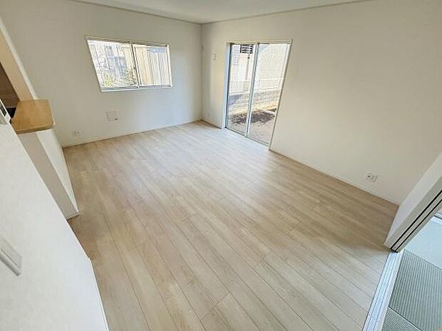 リビングには大きな窓があり自然光が明るく差し込みます。床は明るい色味で空間が広く感じられます。シンプルな内装でお好みに合わせて家具の配置が楽しめます。室内は清潔感があり快適に過ごせる空間です。