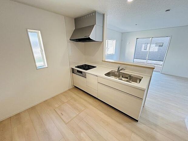 リビングと一体になった開放感のある空間が広がっています。明るい日差しが差し込む大きな窓が特徴です。シンプルな内装で家具のレイアウトがしやすい設計です。無駄のない動線もポイントです。