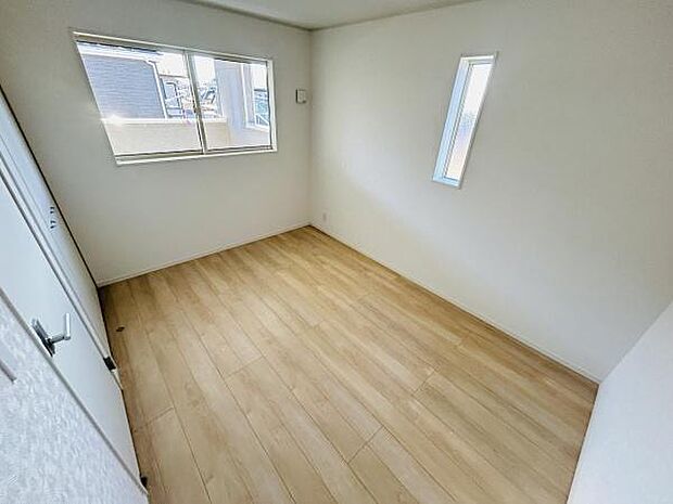 明るい光が差し込む子供部屋です。収納スペースも備わっておりすっきりとした印象です。シンプルな内装でアレンジしやすい空間です。清潔感のあるフローリングも特徴的です。