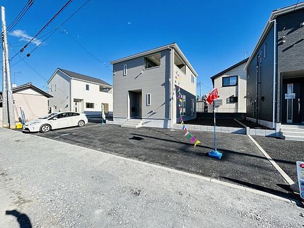 広々とした駐車場スペースが魅力です。車の出し入れがしやすい設計となっています。敷地内に十分なゆとりが確保されています。周辺の住宅と調和した落ち着いた雰囲気が感じられます。駐車場の舗装状態も良好です。