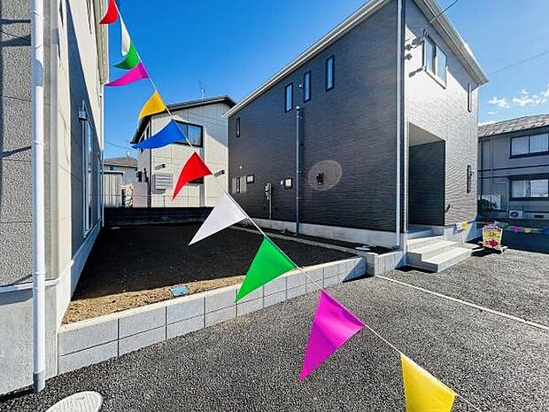 庭スペースがしっかりと確保されており様々な用途に活用しやすい点が魅力です。カラフルな旗がアクセントとなり明るい雰囲気を感じられます。敷地が整えられているためガーデニングや他のアレンジも楽しめます。