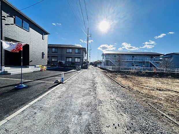 前面道路は見通しが良く車の出し入れがしやすい環境です。周辺は開放感があり日差しもたっぷり感じられます。敷地前にはゆとりがあり落ち着いた雰囲気が伝わります。道路幅員も十分で移動もスムーズに行えます。