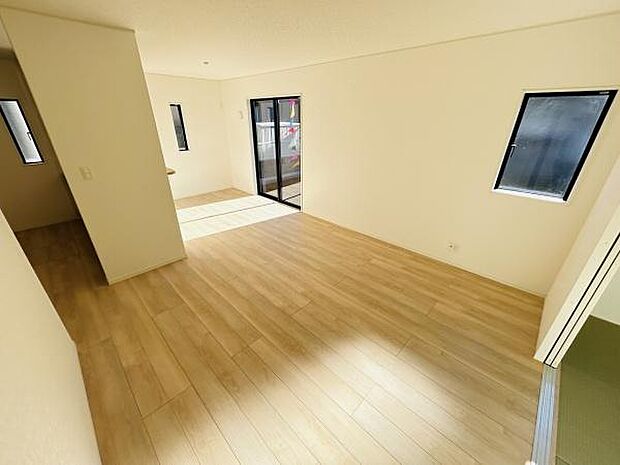 リビングには大きな窓がありたっぷりと光が差し込みます。全体が明るく開放的な印象を感じられます。床材の色合いが空間をやわらかく演出します。シンプルな内装で様々なインテリアとも調和しやすいです。