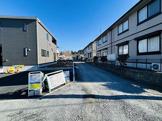 現地前面道路は広々としており車の出入りもスムーズです。周囲には新しい住宅が並び整然とした街並みが感じられます。道路沿いの敷地は陽当りも良く明るい環境が魅力です。現地の様子をご確認いただけます。