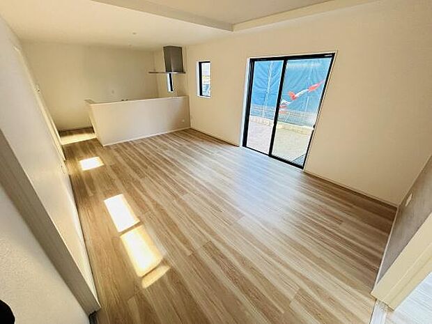 南向きの窓からたっぷりと光が入り明るく開放的なリビングです。床材のナチュラルな色合いが落ち着いた雰囲気を演出します。隣接したキッチンからの動線もスムーズで使い勝手の良さが魅力です。