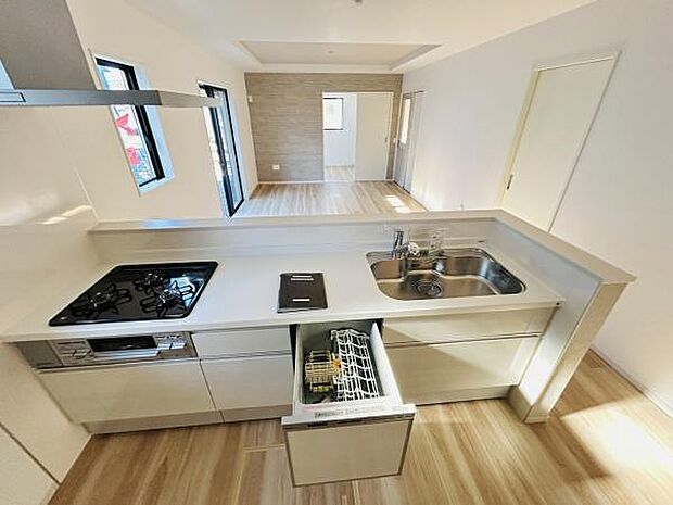 開放感のあるキッチンには大きな窓から光が差し込みます。使いやすいシンクやガスコンロを備え食洗機も設置されているので便利です。収納スペースも充実しておりすっきりした印象です。