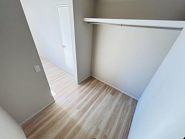 収納スペースがゆとりある設計です。開口部が広く手入れや整理がしやすい造りとなっています。床材が明るく清潔感があります。奥行きのある配置が特徴的です。シンプルな内装で使いやすさが考慮されています。