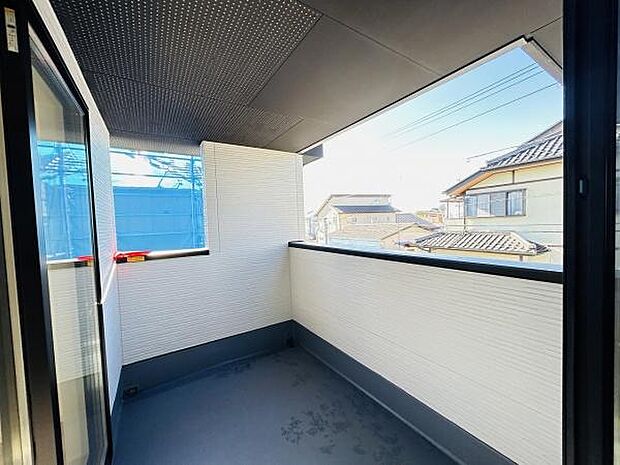 開放感のあるバルコニーで屋根がしっかりと設けられているため雨天時も安心です。室内への採光が十分に確保されており明るい空間を演出します。周囲の住宅街を見渡せる眺望も特徴です。