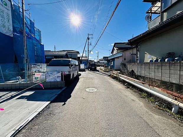 前面道路は舗装されておりすっきりとした印象です。周囲には落ち着いた住宅が建ち並んでいます。日当たりも良好で明るい雰囲気が感じられます。道路幅も自動車の出入りに配慮された設計です。