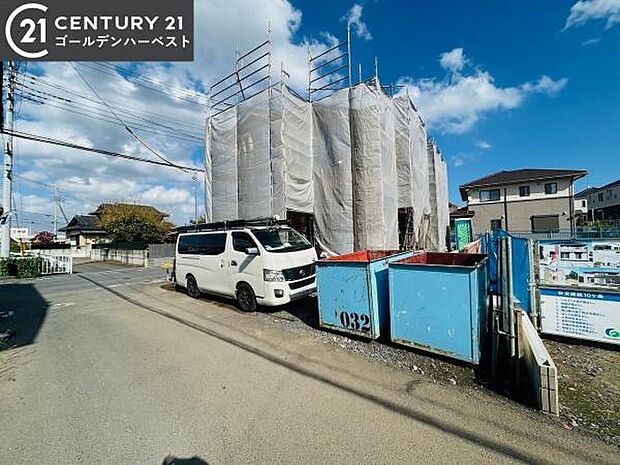広々とした道路に面した建築中の建物です。敷地の周辺は落ち着いた雰囲気が感じられます。車両の出入りもスムーズに行えそうです。現場の状態も整えられています。近隣の住宅とのバランスも取れています。