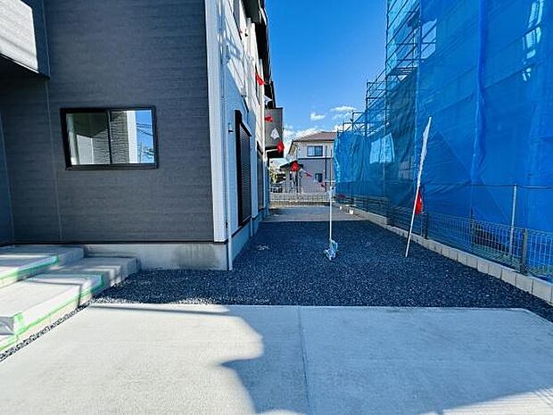 日当たりをしっかり感じられる庭スペースです。玄関からのアクセスもしやすい配置となっています。住まいの外観とも調和するシンプルなデザインです。プライベートを保てる空間が魅力の庭です。