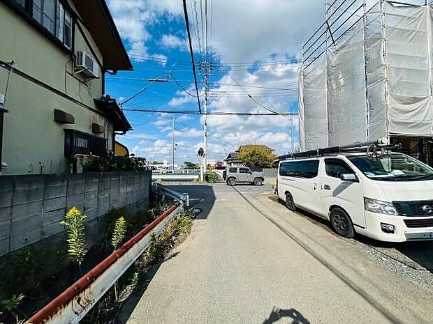 前面道路の幅員がしっかり確保されており車の出入りもスムーズに行えます。周囲は落ち着いた雰囲気が広がっています。空が広く明るさを感じられる現地写真です。電線やインフラも整備されています。