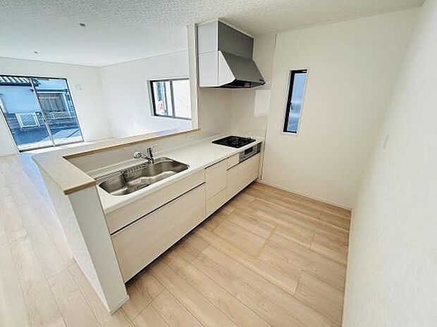 明るい空間とともに開放感のあるキッチンです。使いやすいシンクとコンロで調理も快適に行えます。収納も充実していてスッキリとまとまります。窓付きで換気もしやすい仕様です。