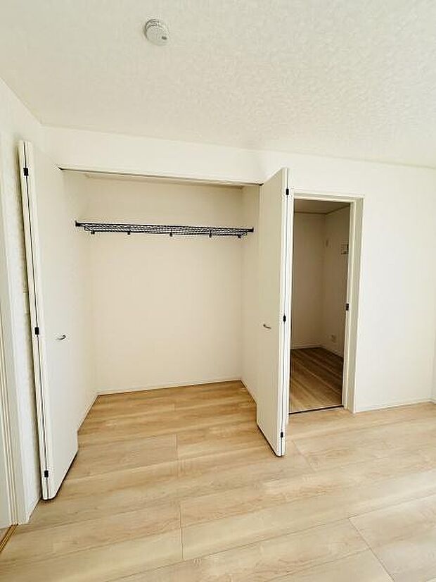 白を基調とした収納スペースは室内がすっきりとした印象です。扉付きでホコリ対策も対応可能です。幅広い収納エリアが確保されています。床まで続くクローゼットが使いやすい仕様です。