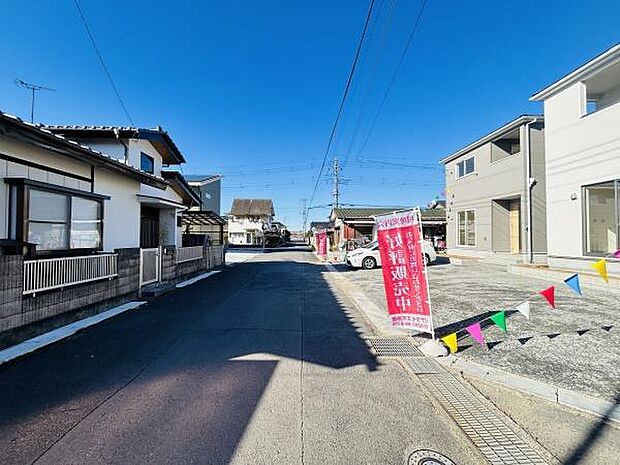 前面道路の幅員がしっかりと確保されており車の出し入れもスムーズに行えます。周囲には低層の住宅が並び圧迫感の少ない街並みです。現地は日当たりも良く開放感を感じられます。車通りも比較的落ち着いた印象です。