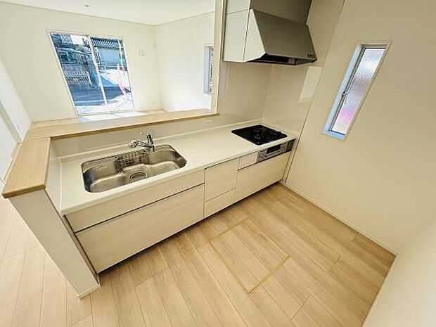 明るい空間が広がるキッチンです。窓から光が差し込み室内がすっきりとした印象です。作業スペースが広く使いやすいレイアウトになっています。収納も豊富なので片付けがしやすいです。