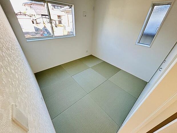 窓から光が差し込む和室です。シンプルな内装で落ち着いた雰囲気を感じられます。畳のきれいな仕上がりが印象的です。風通しの良い空間ですのでさまざまな用途に利用できます。清潔感のある壁もポイントです。