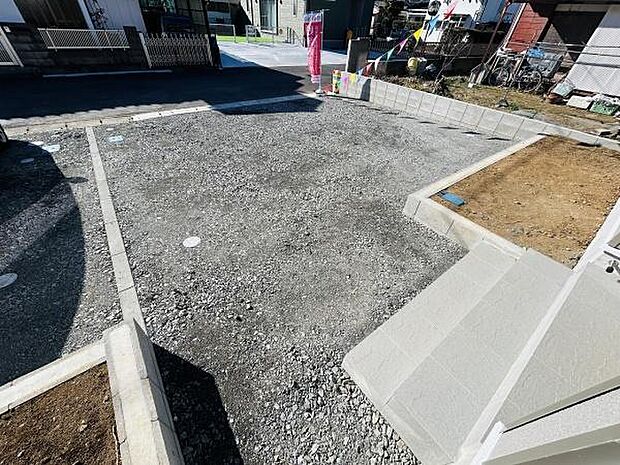 広々とした庭スペースが特徴です。アプローチ部分もゆとりがあり動線が確保されています。整地された地面で管理のしやすさが魅力です。敷地内は陽当たりも期待できます。道路へのアクセスも便利です。