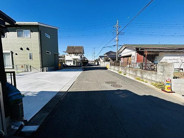 前面道路は十分な幅があり車の出し入れがしやすい環境です。周囲には住宅が建ち並び落ち着いた街並みが広がっています。舗装された道路と整った歩道が整備されており日当たりも良好です。