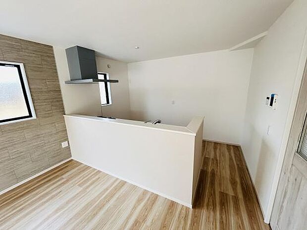 明るい空間が広がるキッチンです。シンプルなデザインで清潔感があります。カウンター付きで使い勝手も良好です。窓があり換気や採光もしっかり確保されています。