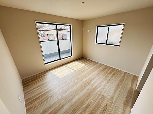 二面採光で日の差し込む寝室です。シンプルな内装で家具のレイアウトも工夫しやすい空間となっています。木目調の床が落ち着きある雰囲気をつくります。バルコニーに直接アクセスできるのも便利です。