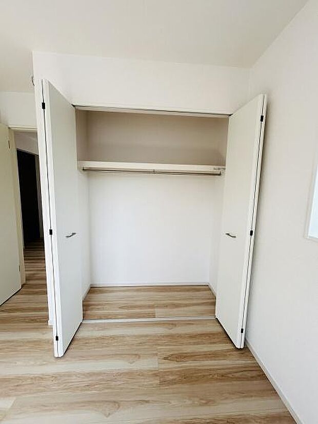 扉が大きく開くので収納スペース全体が見渡しやすいです。シンプルな内装で使い勝手が良い収納です。ハンガーパイプ付きで衣類も収納しやすい仕様です。清潔感のある空間が広がっています。