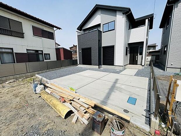 広々としたスペースが確保されている駐車場です。コンクリート施工でお手入れがしやすい点が特徴です。住宅前にあり動線もシンプルです。周囲も見通しが良く車の出し入れもスムーズに行えます。