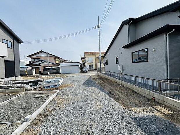現地写真が示すように前面道路は広めの空間が確保されており車の出入りもスムーズに行えます。周辺は閑静な住宅街で落ち着いた雰囲気です。道幅もあり建物間の距離もしっかりとれています。