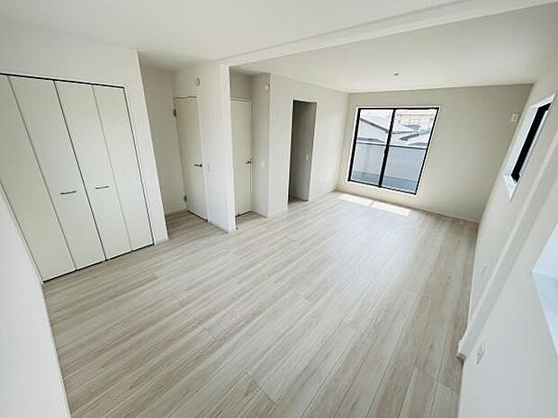 明るい光が差し込む寝室です。シンプルな内装でアレンジしやすくクローゼットも2つ設置されています。広々とした空間でのびのびと過ごせます。窓も大きく外の景色を楽しめます。清潔感のある床材が特徴です。