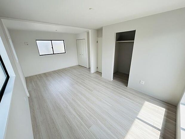 二面採光で明るさが感じられる寝室です。クローゼットが備わり収納も充実しています。清潔感のある床が空間を広く見せます。シンプルな内装で好みに合わせやすいです。