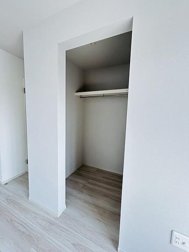 シンプルなデザインの収納スペースが設けられております。奥行きがありさまざまなアイテムを片付けやすい仕様です。棚とハンガーパイプ付きなので使い分けしやすい空間です。