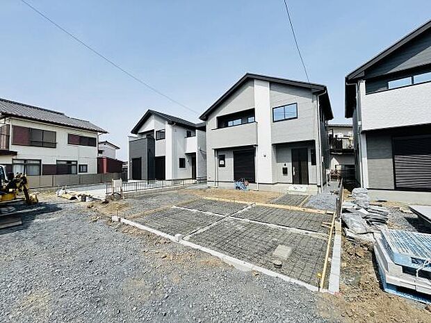 ゆったりとしたスペースが確保された駐車場です。敷地内に複数台の車を駐車できそうです。建物とのアクセスも良好な配置となっています。舗装工事が進んでおり安心してご利用いただけます。