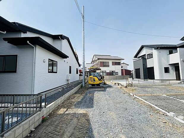 前面道路は幅広く見通しの良い環境です。現地周辺は落ち着いた住宅地で道沿いにも整然とした建物が並んでいます。舗装工事も進行中のためこれからの整備にも期待できます。