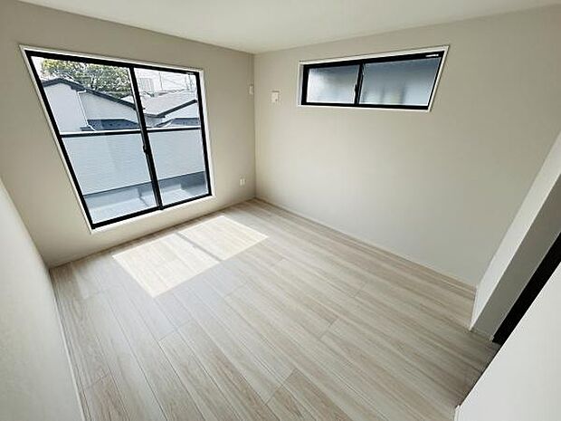 大きな窓から自然光が差し込むため室内がとても明るく感じられます。床材はナチュラルな色味で落ち着いた雰囲気を演出します。シンプルな内装デザインなのでお好みのインテリアが合わせやすい点も魅力です。