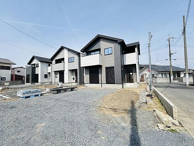 駐車場が広く確保されており複数台の車もスペースに余裕をもって駐車できます。道路からの出入りもスムーズです。敷地内が見渡しやすく車の出し入れが快適に行えます。住まいの利便性を高める駐車場配置です。