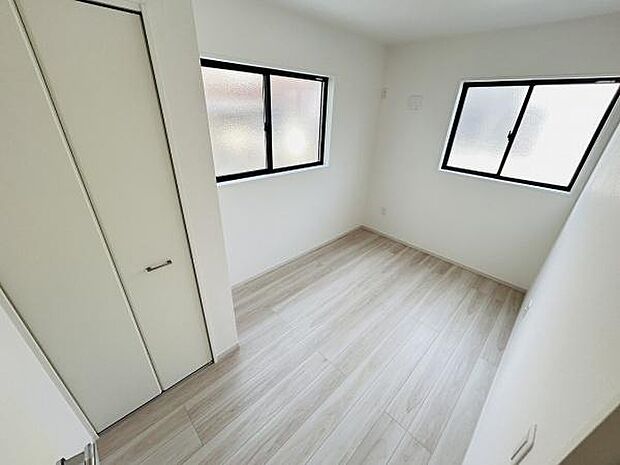 明るい日差しが差し込む子供部屋です。二面採光で空間全体が開放的に感じられます。クローゼット付きで収納スペースも確保されています。シンプルな内装でインテリアが楽しめます。床材はお手入れしやすい仕様です。