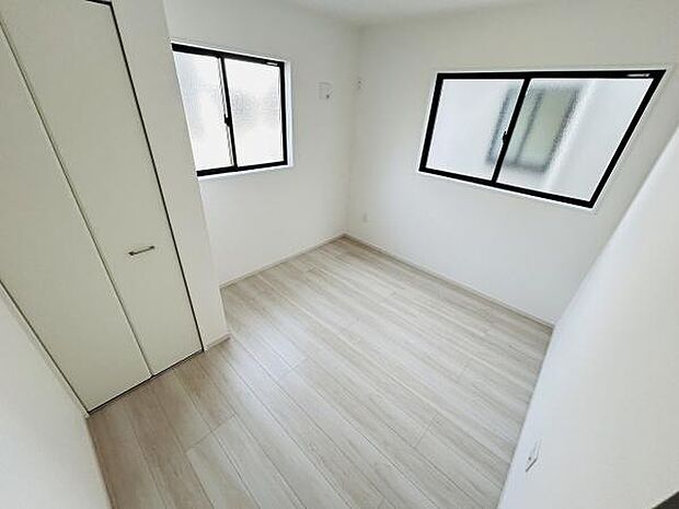 二面採光で明るい子供部屋です。収納スペースが設けられておりすっきりとした空間が広がります。シンプルな内装でレイアウトもしやすいです。清潔感のある床材が特徴的です。